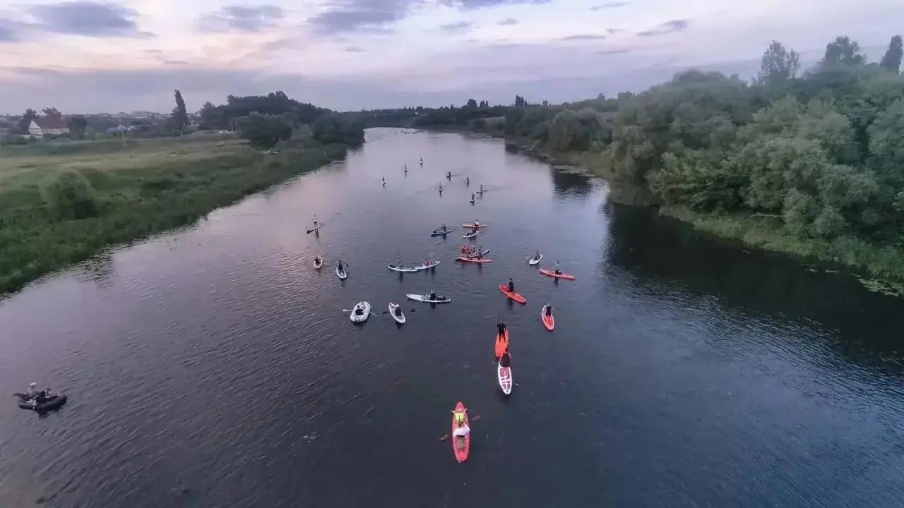 В Ливнах впервые состоялся массовый заплыв на сапбордах