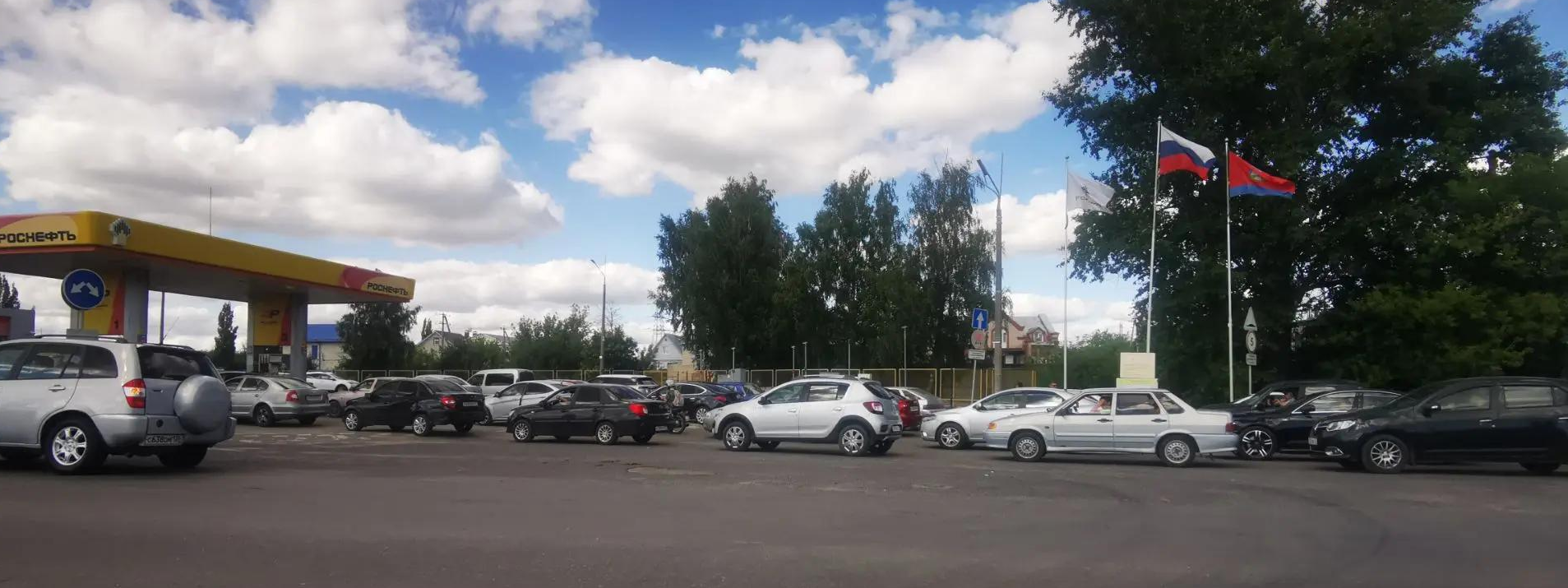 Губернатор Орловской области объяснил очереди на АЗС ракетной опасностью