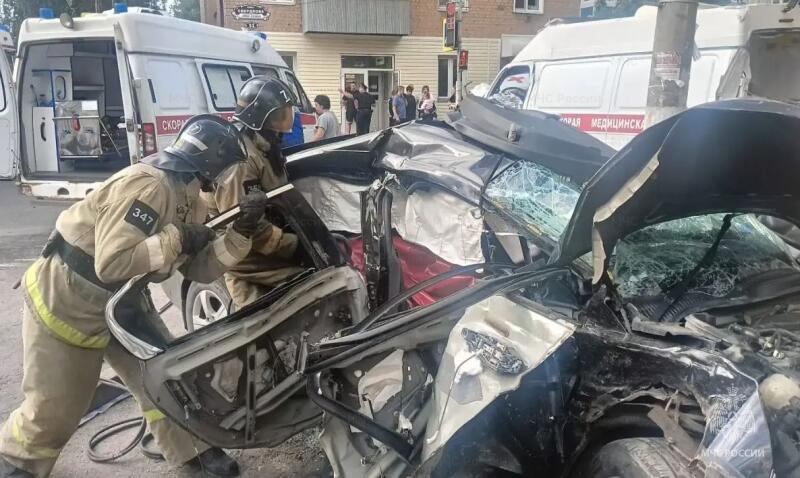 Водитель скорой, погибший в аварии, ехал на запрещающий сигнал светофора со включёнными звуковым и световым сигналами