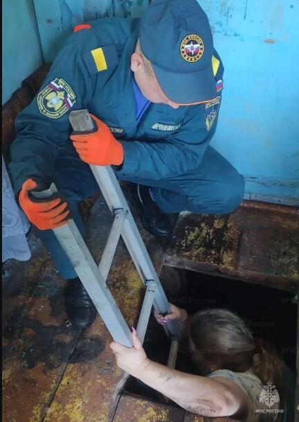 Спасатели помогли ливенке выбраться из подвала