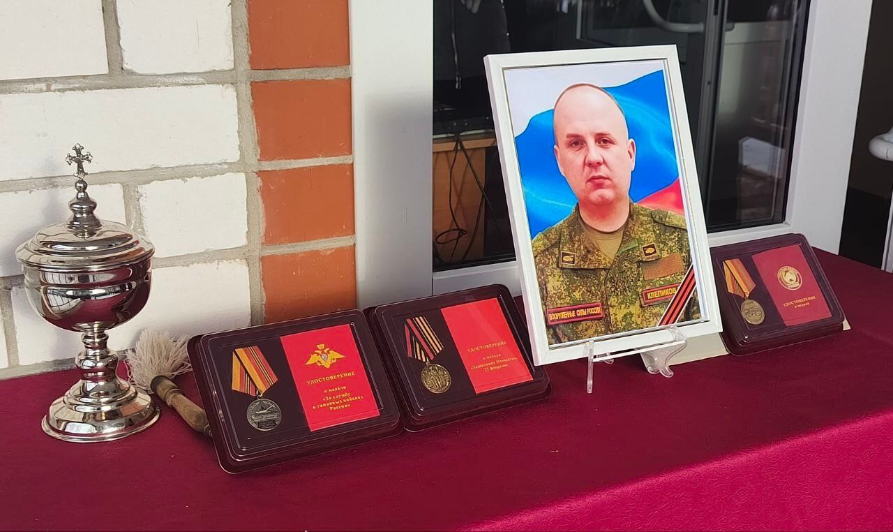 В Ливнах открыли доску в честь Дениса Клепикова, погибшего на СВО