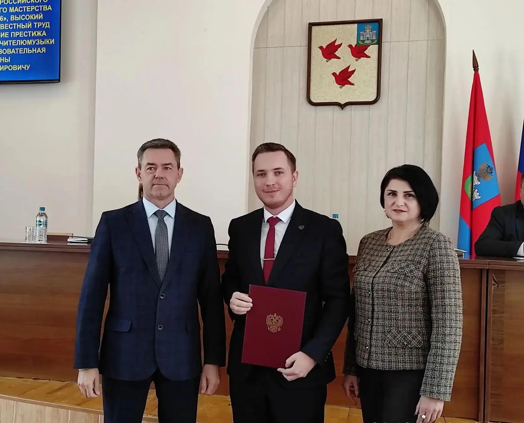 Ливенского педагога Олега Батунова отметили грамотой за результативное участие во всероссийском конкурсе